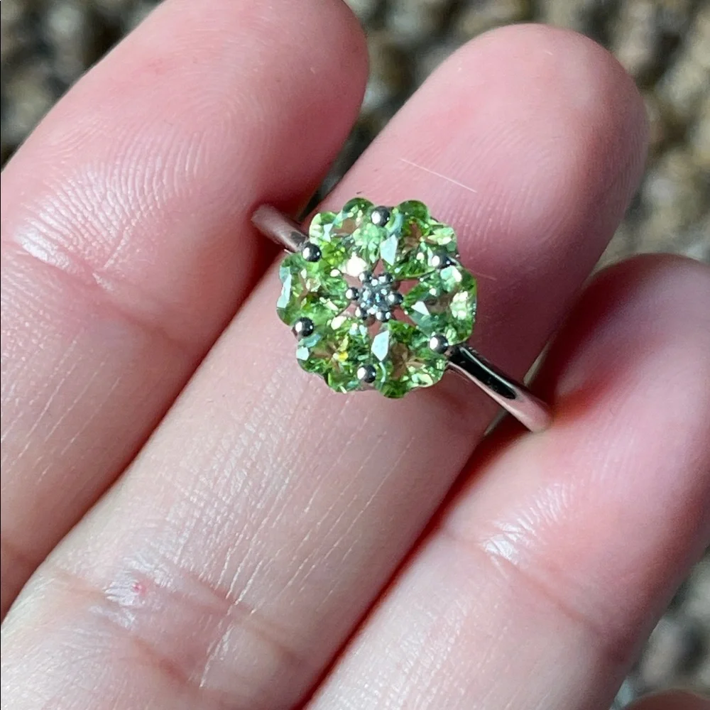 NWT Natural Peridot Floral Ring in 925 Sterling Silver Size 8